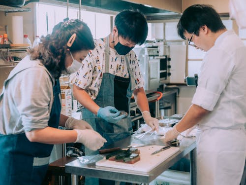 調理に充分な機材を揃えたキッチン。シェフだけでなく様々な人が日々利用しています。