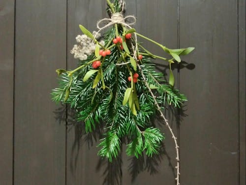 下川町のもみの木でリース(orスワッグ↑)を作ります。クリスマスまで綺麗な緑のまま保てます。