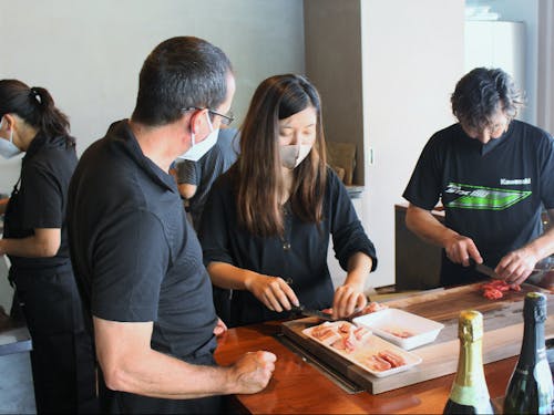 新築の貸別荘で、地域の方とスペイン料理出張シェフのデモ。