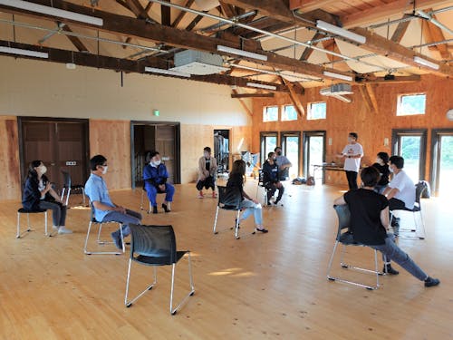 コミュニケーションWSでの一コマ「みんなで協力してイスを守ろうゲーム」