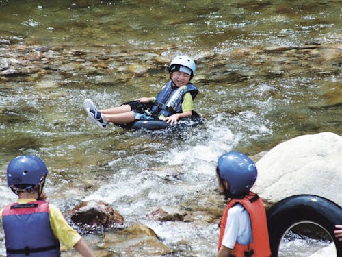 安全な入り口を作れば、自然とともに満面の笑みで遊ぶ子供達が現れます。