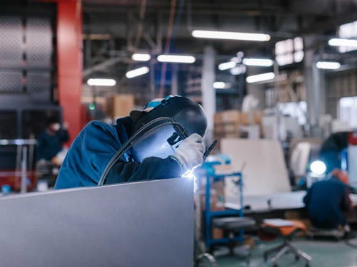 厨房機器を手作業で研磨している