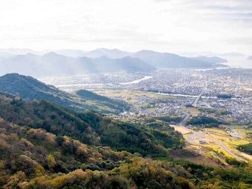 萩市の山とまち並み