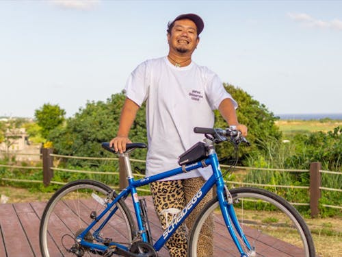 「ハイライトサイクリングツアー」のガイドを務める森岡さん