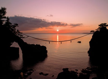機具岩と日本海に沈む夕陽