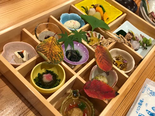 島内にある日本料理店「離島キッチン海士」で提供している箱膳昼食