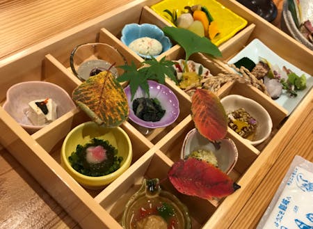 島内にある日本料理店「離島キッチン海士」で提供している箱膳昼食