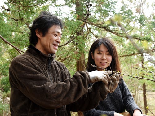 島食の寺子屋講師から山椒について教わる様子