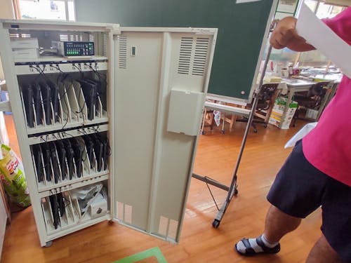 タブレットは専用ロッカーに保管されている