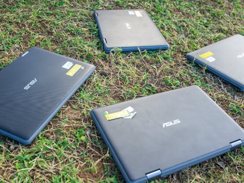 和泊町内の学校に導入されているタブレット(Choromebook)