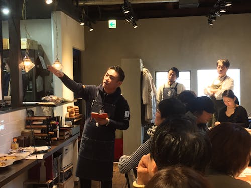 かほくらし社キーマンの河北町商工会の芦埜(あしの)さんがアンテナショップ「かほくらし」にて、ファンコミュニティ形成のイベントを実施。魅力あるモノ・コトを発信し、サポーターを増やしていく。