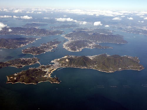 空から見た、離島で構成されている上島町。