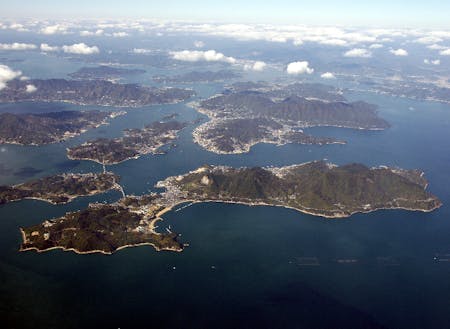 空から見た、離島で構成されている上島町。