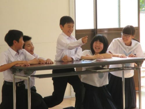 コミュニケーション教育の授業で、演じて表現する子どもたち