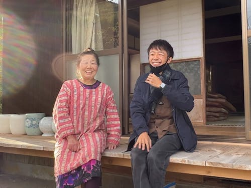 路乃さんの家「古民家 より路」の縁側にて。