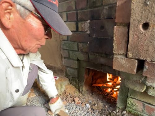 じいちゃんが薪割りと焚き方を教えてくれました。手際が良すぎ!