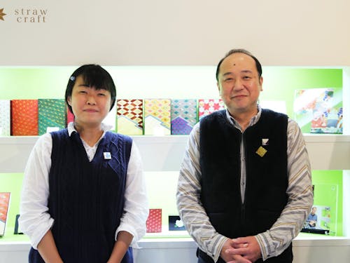 左:地域おこし協力隊 田口さん 右:麦わら細工伝統工芸士 神谷さん(豊岡市継業バンクより転載)