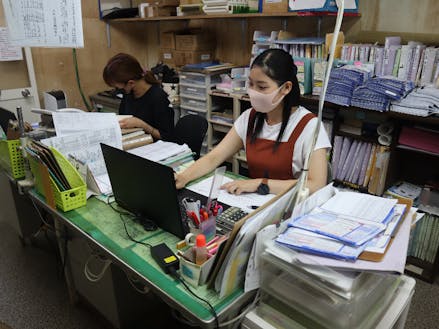 事務所作業風景　(株)南国きのこ苑