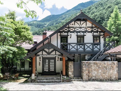 ロッジのスタッフで愛媛県出身者は1人だけ。「水際のロッジ」で学びたいスタッフが全国から集まっています。