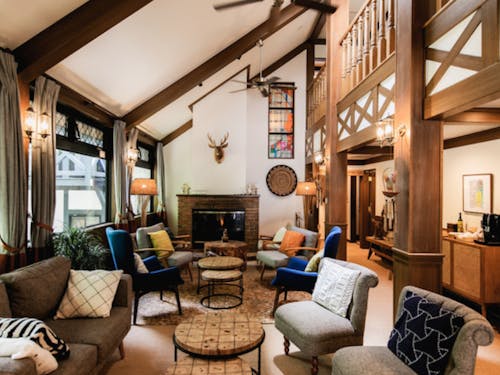 暖炉をかまえ、ぬくもりと居心地の良さを感じられるロビー