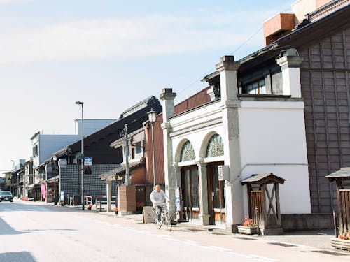 土蔵造りの家が建ち並ぶ歴史情緒ある高岡市山町