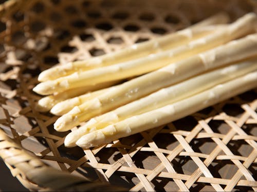 特産品のホワイトアスパラと笹竹を使った籠