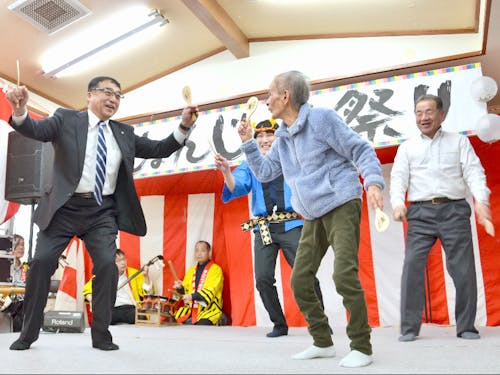 じょんじょん祭り(方言でワクワクするという意味)の舞台で見事な海士町の伝統舞踊キンニャモニャ踊りを披露!