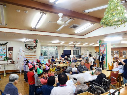 クリスマス会を開催。ここでも子どもたちが遊びに来てくれました。