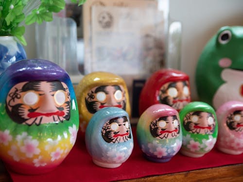 市内の作家とコラボしただるま。つやと色合い、花柄が個性的