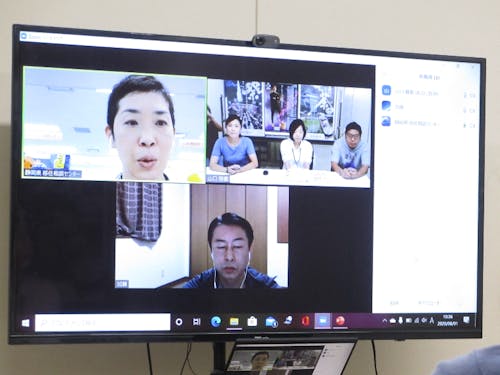 担当職員と静岡県移住相談センター支援員で対応している様子