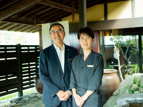 移住スタッフにとっては島の父母のような存在でもある店主と女将