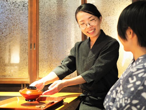 ■接客|ご案内やお食事の配膳など、お客様の一番近くに仕えます