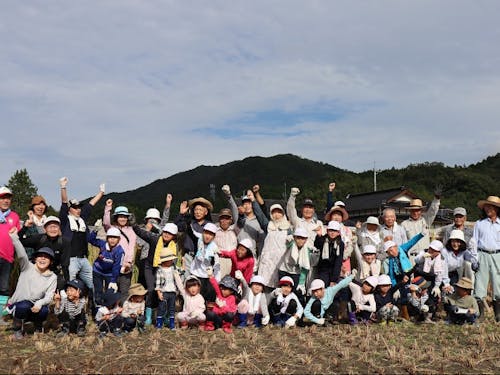 地域の人と田植えや稲刈り