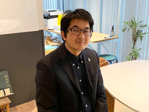 起業型協力隊仲間 顔さん。家族で中国から日本に移住し大阪の会社でゲストハウス事業を担当していた。