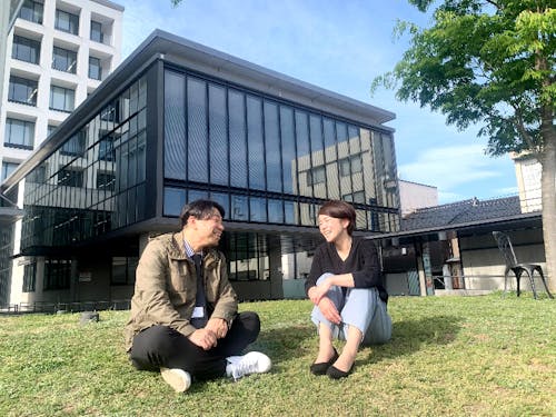 豊岡の酸いも甘いも熟知した同級生コンビが活動をサポートします! 左:多様な人脈をもつ沖中さん(市担当者) 右:いろんな肩書で活躍する島﨑さん(ちいきのて)