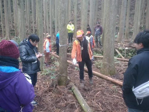 獣道の探し方、罠の設置方法、ガイドや地元猟師が丁寧に説明