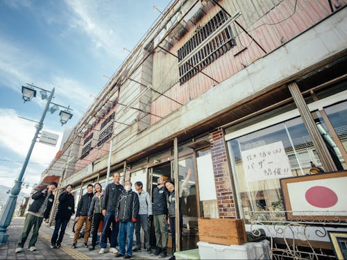 片付けを行なっている塩尻市街地の元ギフトショップ。片付けることで地域内外の関係性が生まれて町の姿が見えてくる。