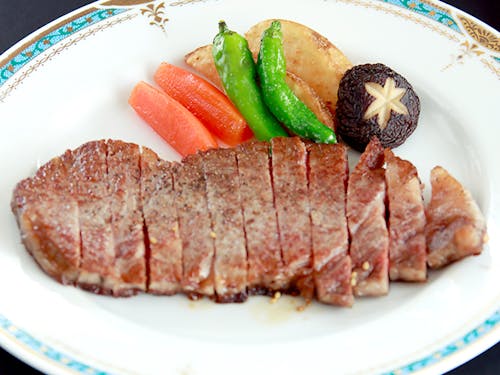 人気メニュー「うご牛ステーキ」