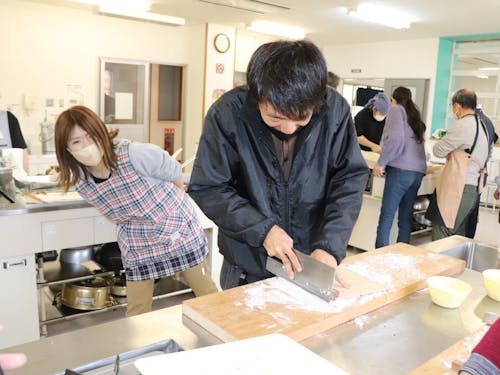 地域の皆さんと一緒に蕎麦打ちをしてお昼を食べました