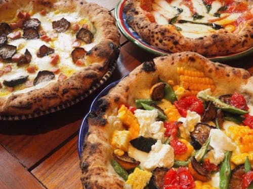 1枚1枚石窯で焼かれた、こだわりのピッツァ。もちもちの触感がたまりません。