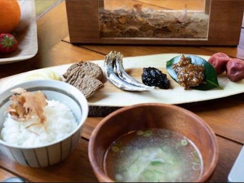 水際のロッジ宿泊のお客様には、ご朝食に地域で作られたお米を使用した和定食もお出ししています!