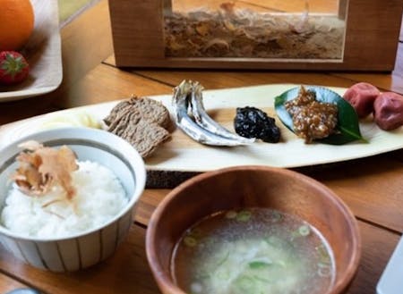 水際のロッジ宿泊のお客様には、ご朝食に地域で作られたお米を使用した和定食もお出ししています!