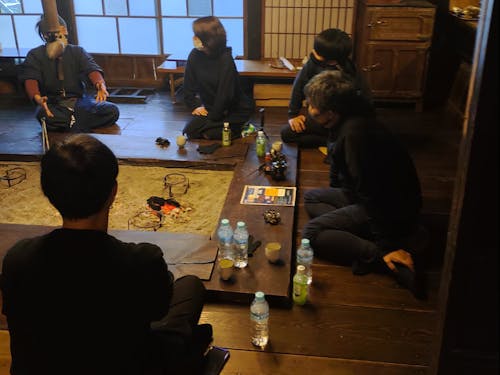 囲炉裏を囲んでユルリと談笑中