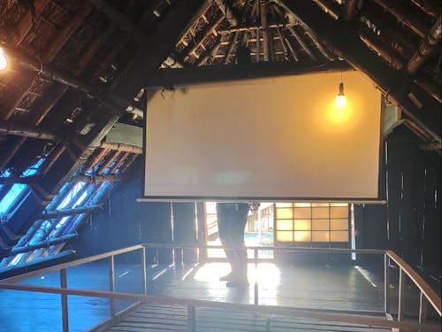 屋根裏部屋とスクリーン