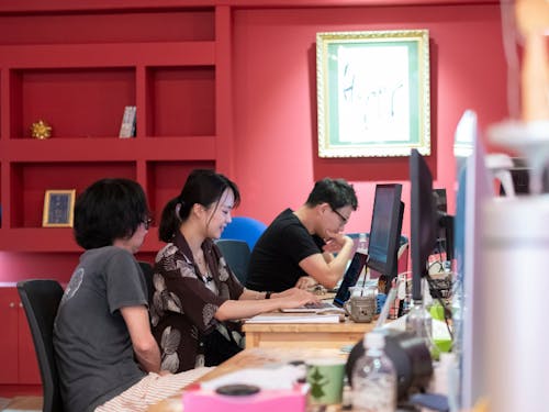 仕事中のひとコマ。集中しています。