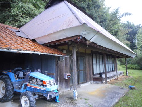 昔ながらの茅葺屋根の上から亜鉛メッキ鋼板を葺いています。