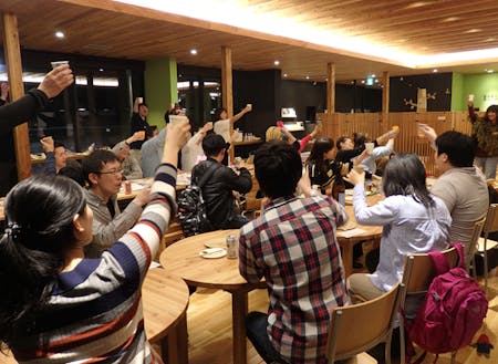 月イチの町民交流会「タノシモカフェ」の様子。こういうコミュニティにすすんで参加していれば、森に入る仲間もすぐにできちゃいます！