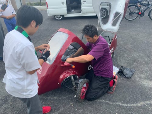 生徒のプロジェクトを地元の車屋さんがサポート。生徒の「やりたい」を地域の大人とサポートします