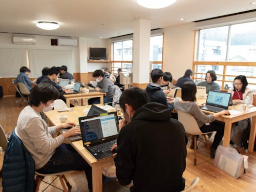 会場は24h利用可の会員制コワーキングスペース。集中して作業に取り組めます