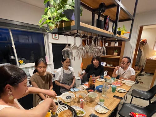 獲れたての新鮮食材をつかって、いつもみんなでワイガヤしてます